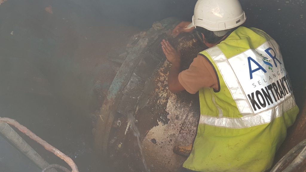 Superfast Steel Epoxy Putty applied during a steel water main repair in Malaysia