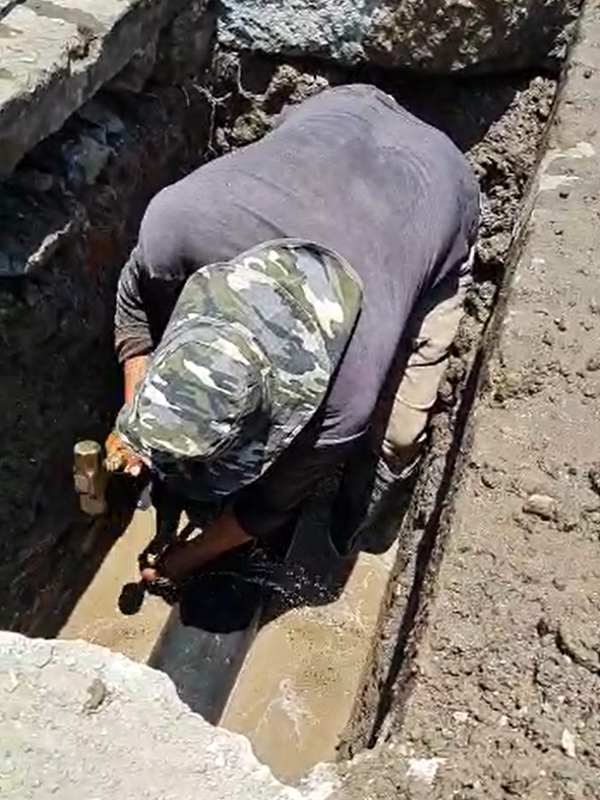 Removal of a cement coating during a live leak pipe repair to the water network in Mexico