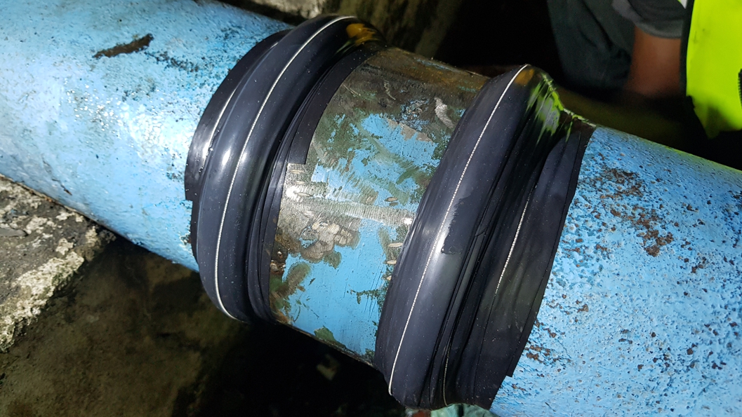 Wrap & Seal makes a repair to a leaking welded saddle joint in Malaysia by forming a solid rubber ridge over the step