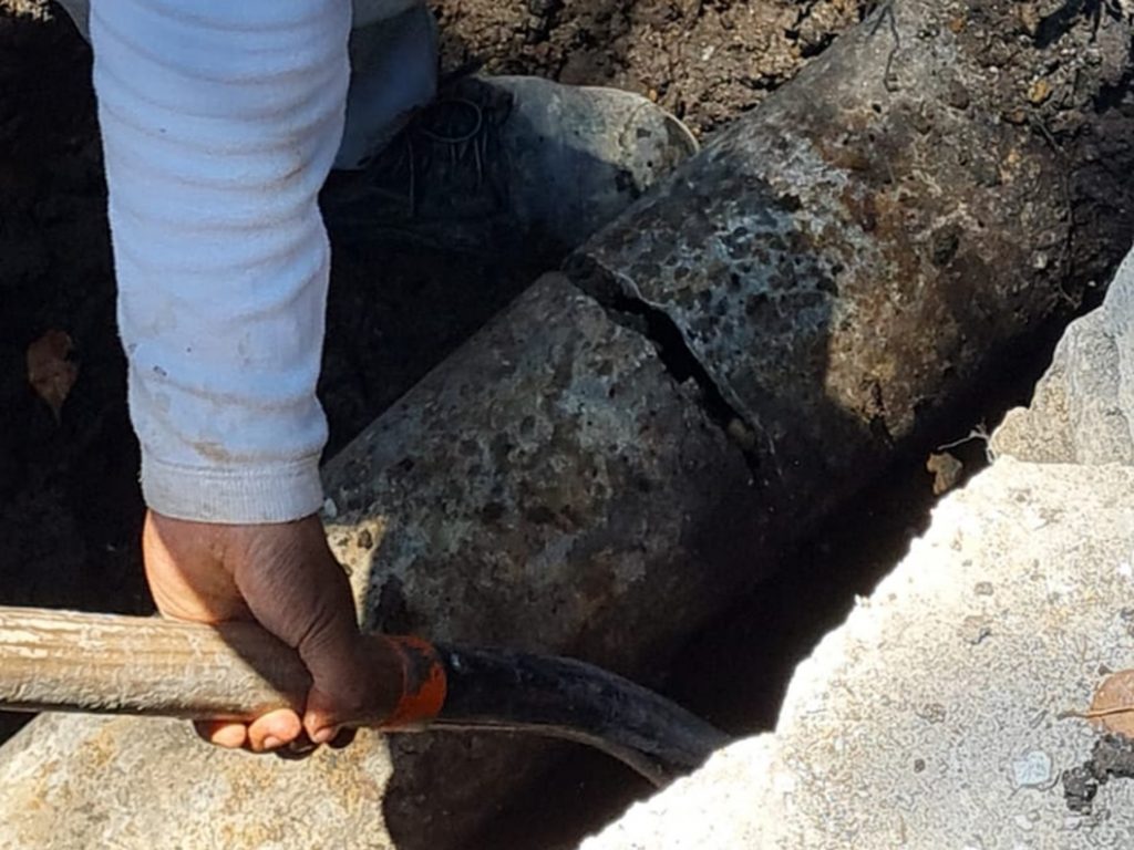 A cracked cement coating around a steel pipe in Mexico before undergoing live leak repair with a SylWrap Contractor Case