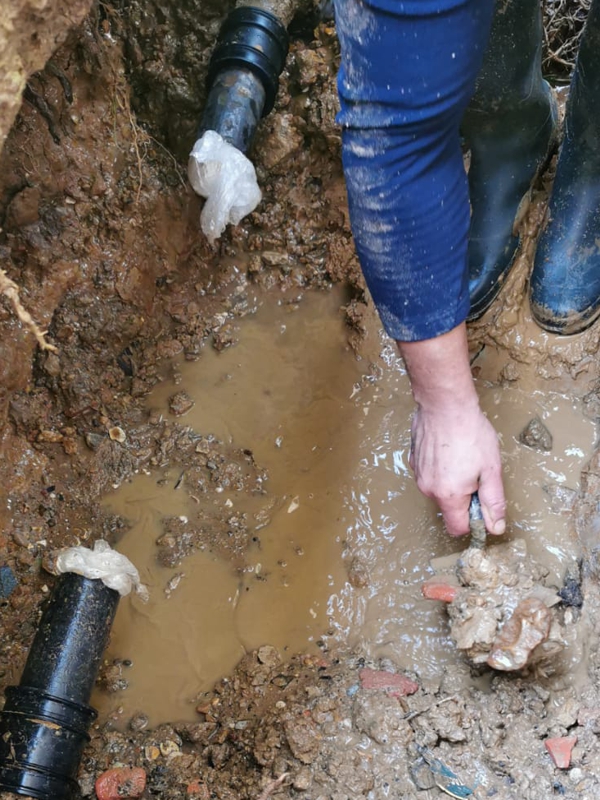 Contractors mistakenly cut away a section of water supply pipe which therefore needed repair and reconnect to the network